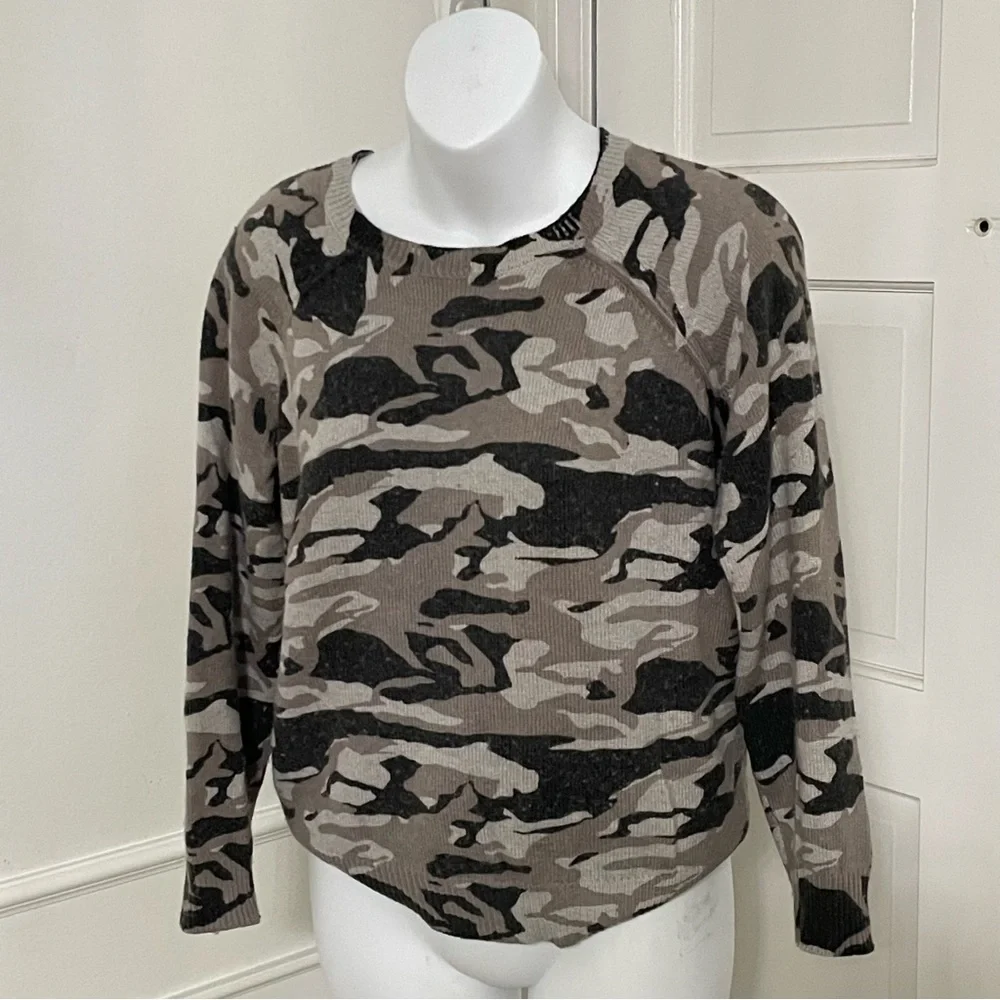 Monrow Camo Crewneck Pullover Sweatshirt in grey army camouflage Lambswool Blend